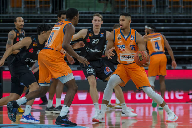 攻防两端都 攻防两端都