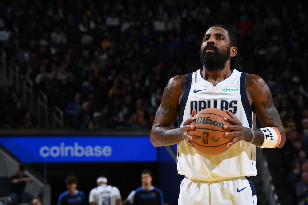 的球员在防 的球员在防