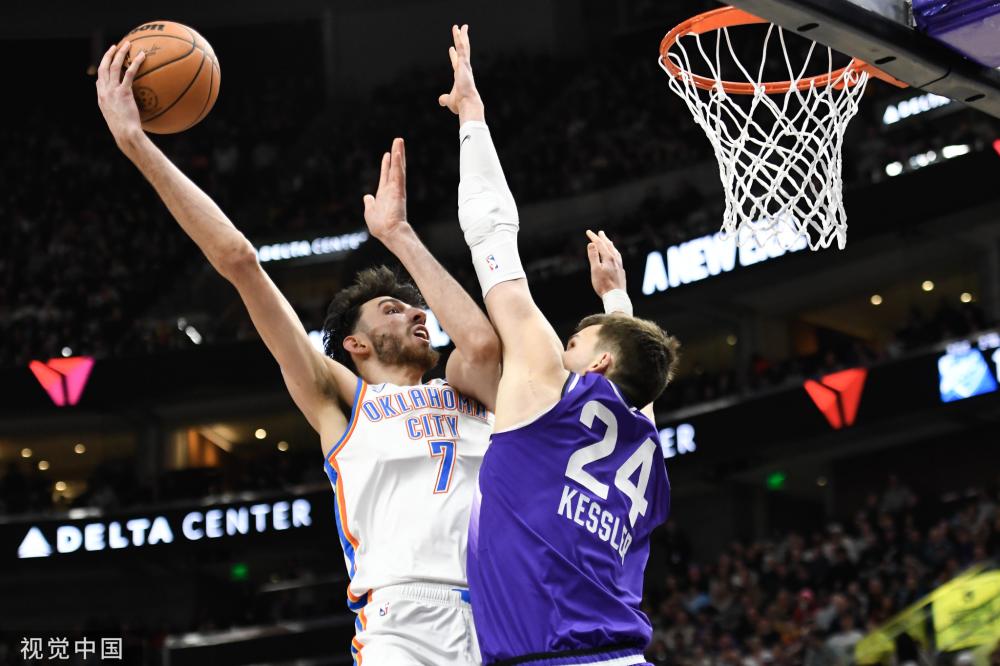 一个足球从 一个足球从